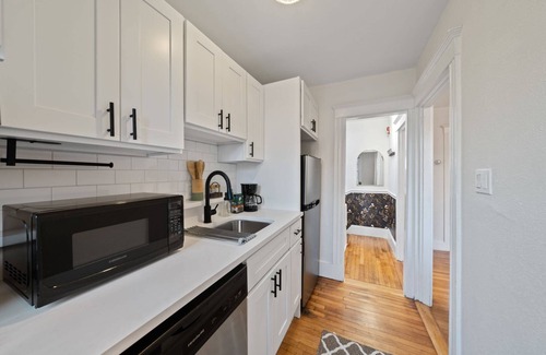 Beacon Hill Apartamento | City Views Beacon Hill Apt: Rooftop Balcony, Fast WiFi, Near Cafes, MGH, Boston Commons, & Transit!