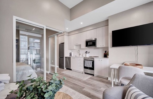 Kitchener Condominio | City Views & Private Balcony | Gym, Pool & More!