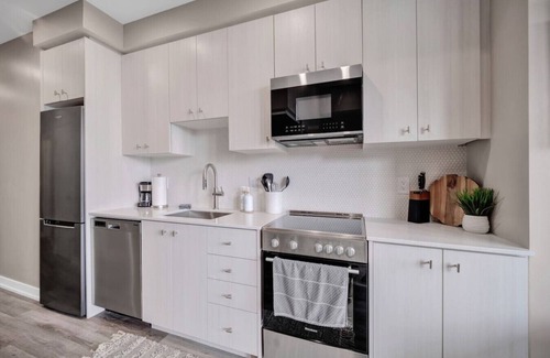 Kitchener Condominio | City Views & Private Balcony | Gym, Pool & More!