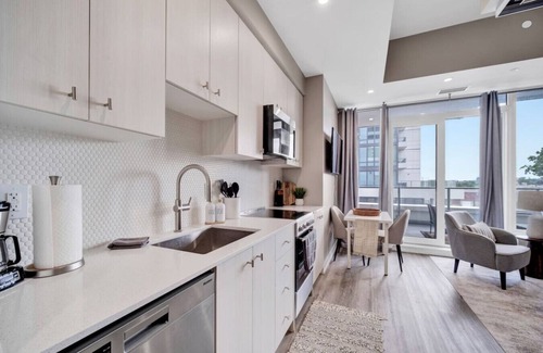 Kitchener Condominio | City Views & Private Balcony | Gym, Pool & More!