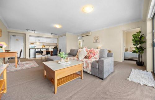 Perth Central Business District Apartamento | City Views & Resort-Style Living Pool Tennis & Parking