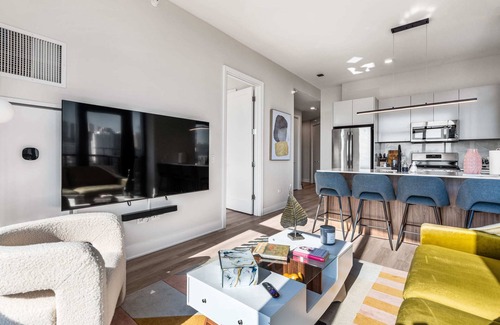 West Loop Apartamento | City Views + Walk to Dining, Ideal for All
