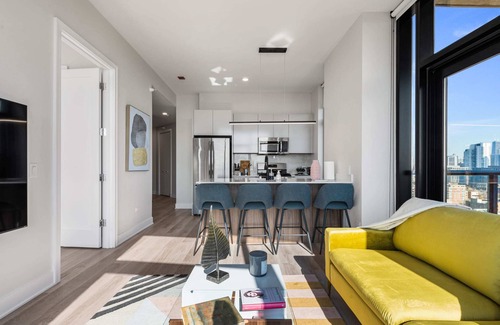West Loop Apartamento | City Views + Walk to Dining, Ideal for All