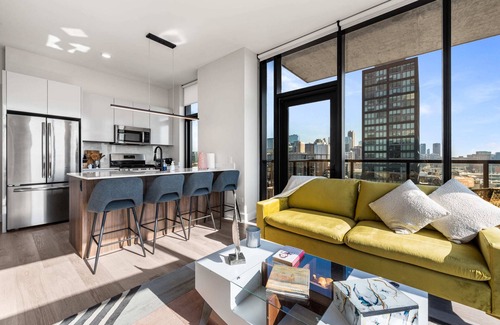 West Loop Apartamento | City Views + Walk to Dining, Ideal for All