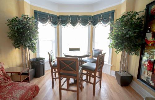 Lake View East Apartamento | City Villa Sleeps 10-20 Free TV & Parking