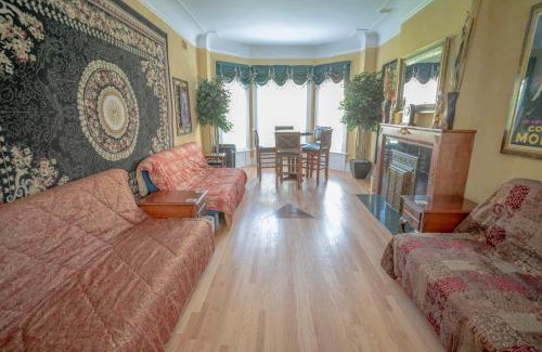 Lake View East Apartamento | City Villa Sleeps 10-20 Free TV & Parking