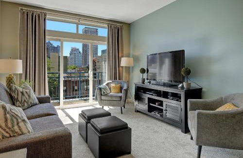 Belltown Apartamento | City Water View Oasis with Pool & Gym near Cruise in Heart of Seattle
