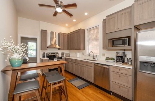 Mount Adams Casa | Cityscape Escape | Local Eateries