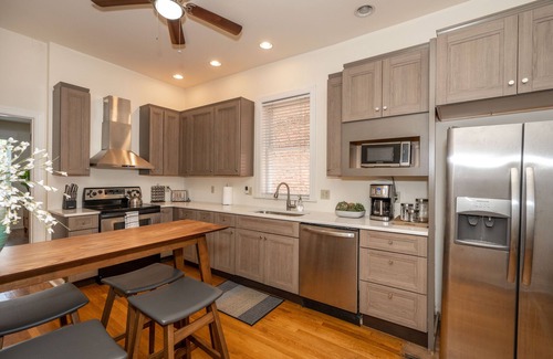 Mount Adams Casa | Cityscape Escape | Local Eateries
