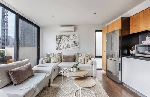 Chinatown Apartamento | Cityscope Stylish CBD Pad with a View