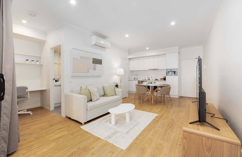West End Apartamento | Cityside Comfort 1BR Retreat in West End, Parking