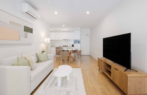 West End Apartamento | Cityside Comfort 1BR Retreat in West End, Parking