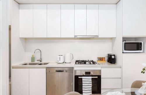 West End Apartamento | Cityside Comfort 1BR Retreat in West End, Parking