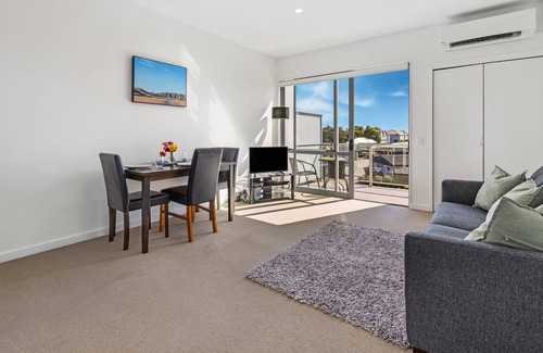 Linwood Cabaña | Cityside on Cashel - Christchurch Apartment