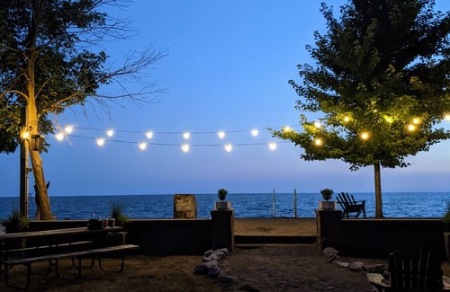 Leamington Casa | CJs Lakehouse is 1km to Point Pelee. Huge yard, firepit, pets welcome!