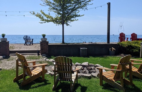 Leamington Casa | CJs Lakehouse is 1km to Point Pelee. Huge yard, firepit, pets welcome!