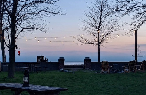 Leamington Casa | CJs Lakehouse is 1km to Point Pelee. Huge yard, firepit, pets welcome!