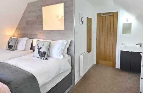 Alvie Cabaña | CLACH MHOR AND ANNEX, pet friendly, with open fire in Aviemore