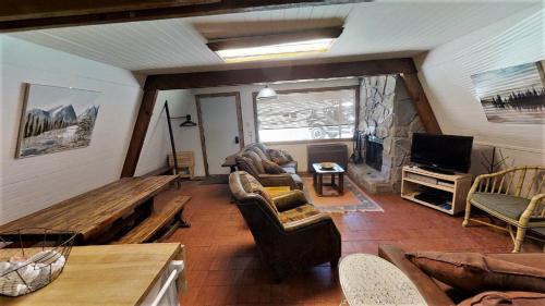 Red River Casa | Claim Jumper A-Frame 2 - On The River - WiFi - Cable - Wood Burning Fireplace