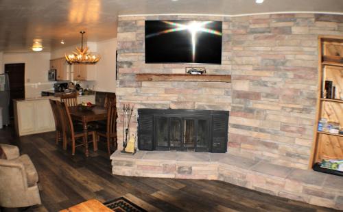 Red River Casa | Claim Jumper Townhouse 07 - On the River - Across from the Fishing Ponds - WiFi - Cable - Near Ski Area - Wood Burning Fireplace