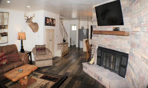 Red River Casa | Claim Jumper Townhouse 07 - On the River - Across from the Fishing Ponds - WiFi - Cable - Near Ski Area - Wood Burning Fireplace