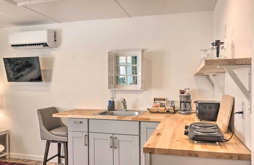 Wade Hampton Cabaña | Claire’s Cottage ~ 4 Mi to Downtown Greenville!