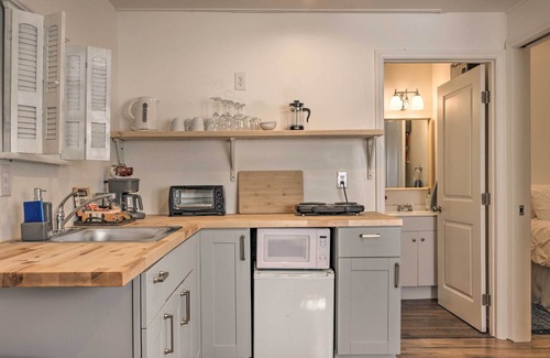 Wade Hampton Cabaña | Claire’s Cottage ~ 4 Mi to Downtown Greenville!