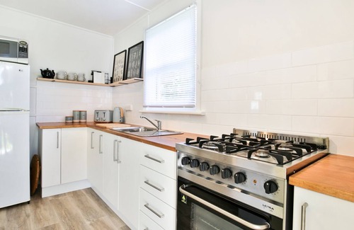 Currarong Cabaña | Clara's Coastal Cottage - Pet Friendly - 1 Min Walk to Beach