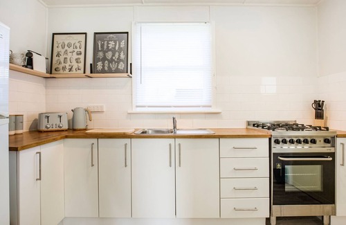 Currarong Cabaña | Clara's Coastal Cottage - Pet Friendly - 1 Min Walk to Beach