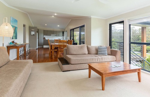 Elizabeth Beach Casa | Clarabelle Cottage light and bright open plan living overlooking beautiful bushland setting