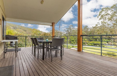 Elizabeth Beach Casa | Clarabelle Cottage light and bright open plan living overlooking beautiful bushland setting