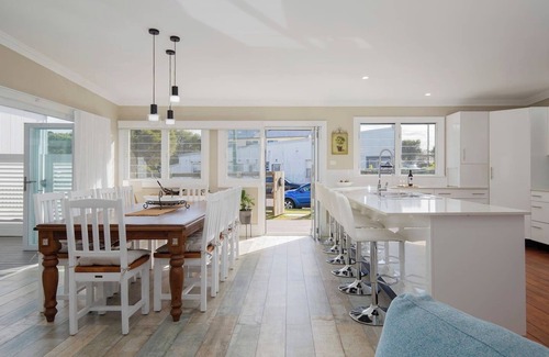 Stockton Casa | Claremont Timeless Foreshore Retreat by the Wharf