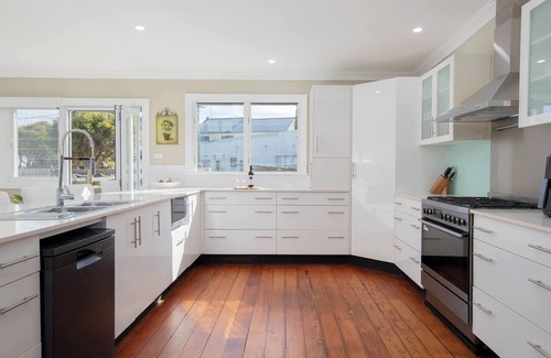 Stockton Casa | Claremont Timeless Foreshore Retreat by the Wharf