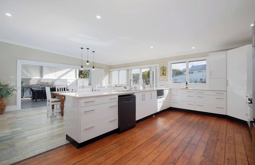 Stockton Casa | Claremont Timeless Foreshore Retreat by the Wharf