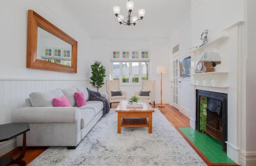 Stockton Casa | Claremont - Timeless Foreshore Retreat by the Wharf
