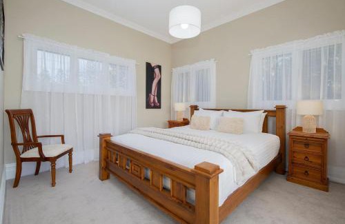 Stockton Casa | Claremont - Timeless Foreshore Retreat by the Wharf