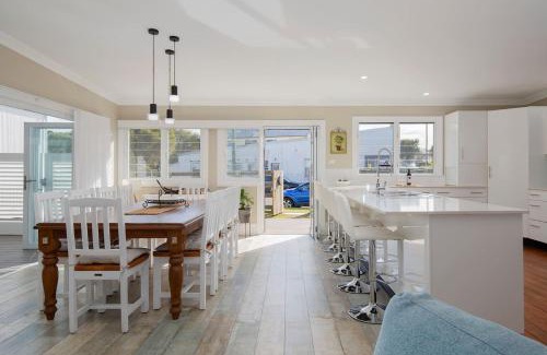 Stockton Casa | Claremont - Timeless Foreshore Retreat by the Wharf