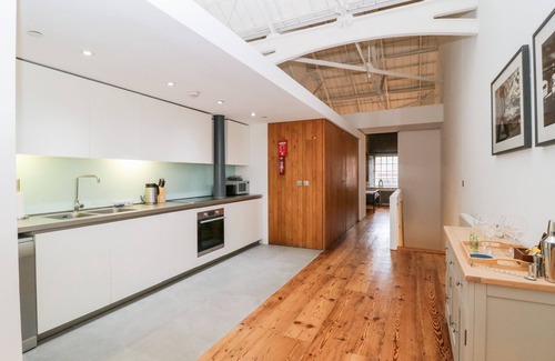 Plymouth Cabaña | CLARENCE RIVERSIDE, ROYAL WILLIAM YARD, romantic in Plymouth