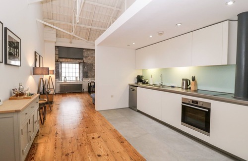 Plymouth Cabaña | CLARENCE RIVERSIDE, ROYAL WILLIAM YARD, romantic in Plymouth