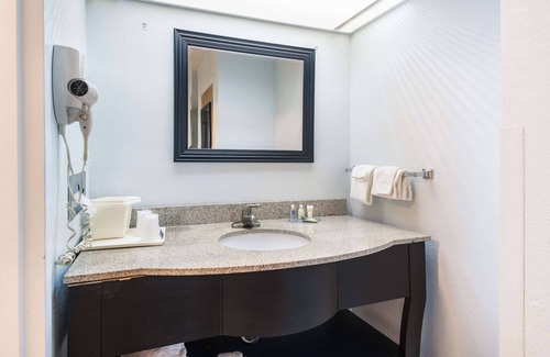 Cleveland Hotel | Clarion Inn Cleveland near University