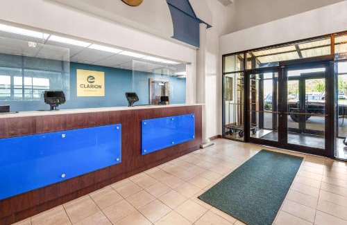 Pike Hotel | Clarion Inn & Suites Indianapolis Northwest