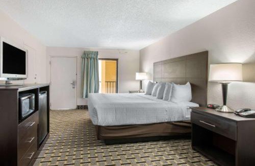 Kissimmee Hotel | Clarion Inn & Suites Kissimmee-Lake Buena Vista South