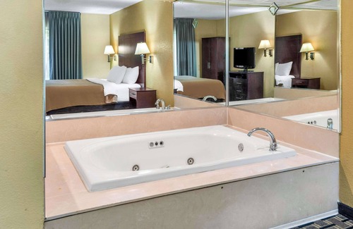 Pike Hotel | Clarion Inn & Suites Northwest