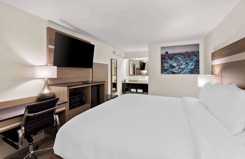Town Center Hotel | Clarion Pointe Kennesaw Town Center