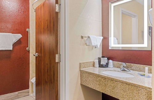 Savannah Hotel | Clarion Pointe Savannah Gateway I-95