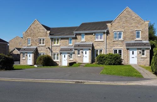 Burnley Casa | CLARITURF - 4 Bedroom Semi - Private Parking near Turf Moor, Town Centre, Transport and Motorway Links next to Canal, 3 Parks and Lake - Sky and Netflix