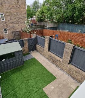 Burnley Casa | CLARITURF - 4 Bedroom Semi - Private Parking near Turf Moor, Town Centre, Transport and Motorway Links next to Canal, 3 Parks and Lake - Sky and Netflix