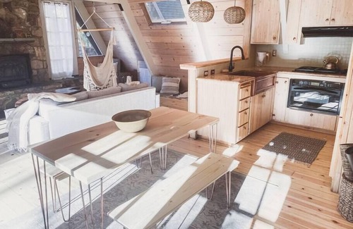 Idyllwild Cabina | Clarity Cabin: A-Frame Sanctuary w Hot Tub, Fireplace, Grill, AC, Hammock Chairs