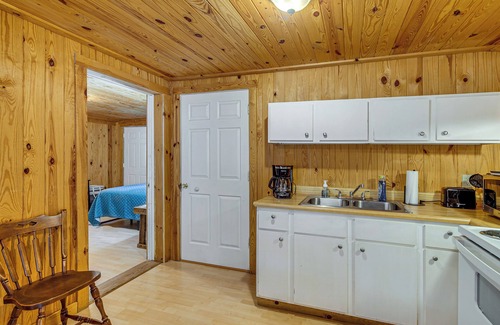 Clarkson Cabina | Clarkson Cabin - 17 Mi to Mammoth Cave Nat’l Park!