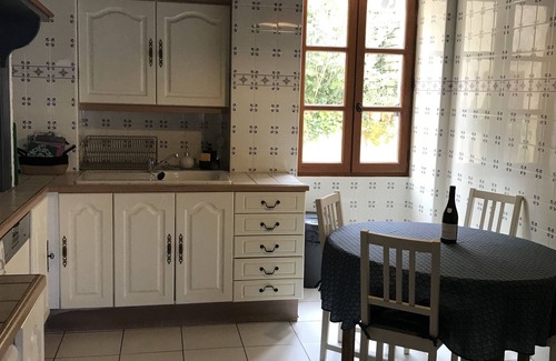 Pays-de-Belves Casa | Classé 3 Étoiles Avec Terrasse et Garage en Centre Village